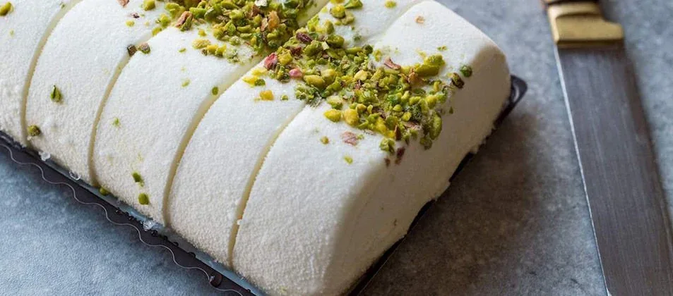 Tatdo Pastanesi geleneksel Maraş dondurması kesimi